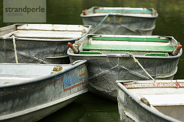 Leere Ruderboote auf dem Stow Lake.