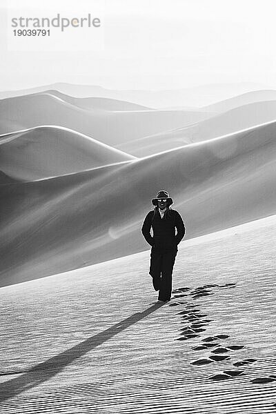 kontrastierendes Schwarz-Weiß-Porträt einer Frau in der Wüste