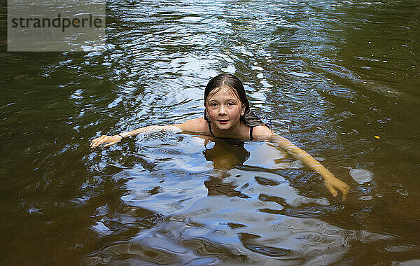 Mädchen schwimmt im Wailua River  Kauai