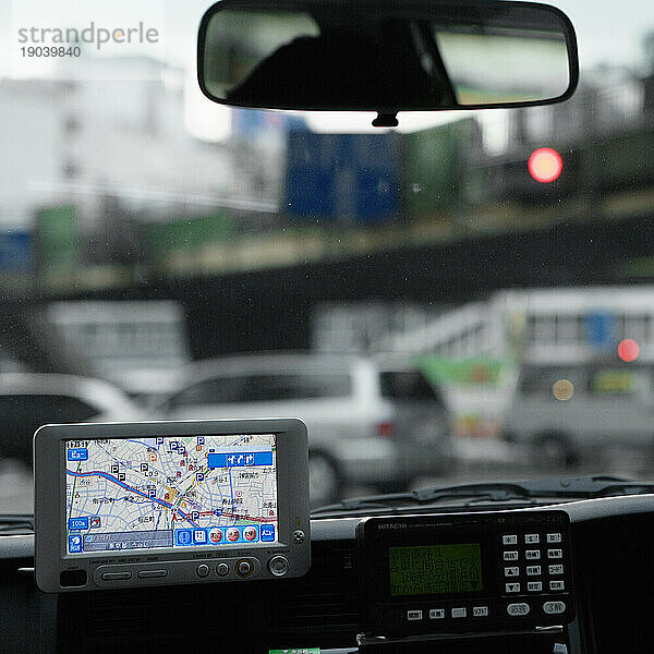 Innenraum eines Taxis mit elektronischem Navigationsgerät  Tokio  Japan.