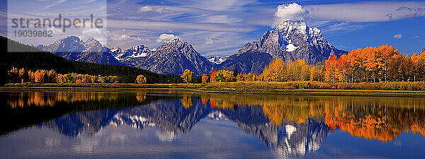 Die Grand-Teton-Bergkette im Grand-Teton-Nationalpark  Wyoming  spiegelt sich an einem Herbstmorgen im Jahr 2008 im Oxbow Bend  einem Abschnitt des Snake River.