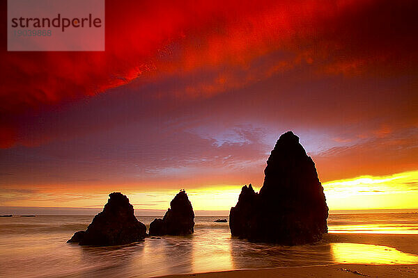 Sea Stacks zeichnen sich vor einem Sommersonnenuntergang am Rodeo Beach in Nordkalifornien in den Marin Headlands ab.