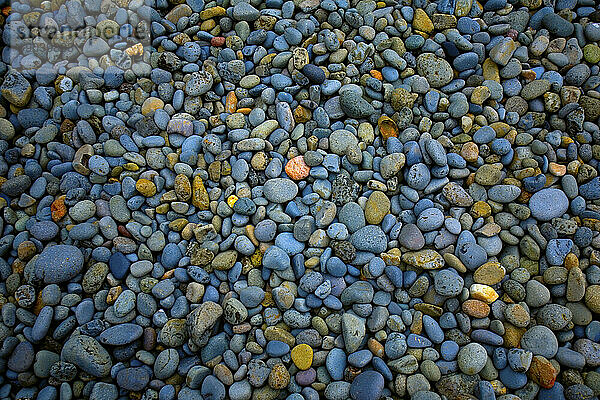 Küstenfelsen erzeugen im Sommer 2008 an einem unbenannten Strand entlang der Küste Oregons einen blauen Farbton.