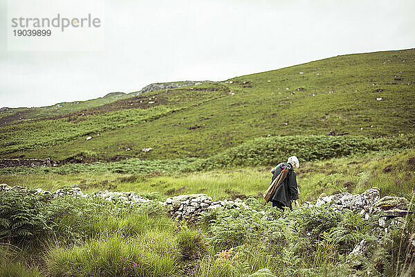 Frauen allein mit Ruinen in grünen Bergen