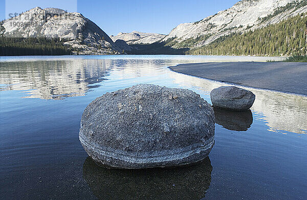 Zwei einsame Felsen im stillen Wasser des Tenaya-Sees.