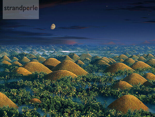 Sonnenaufgang über den Chocolate Hills (in der Nähe von Carmen)