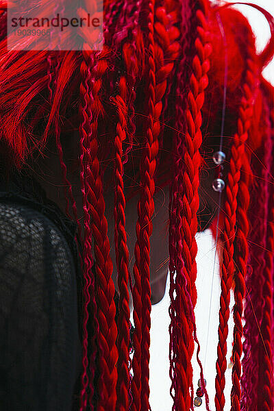 Seitenansicht  Nahaufnahme von gefärbten roten Haaren einer Harajuku-Frau
