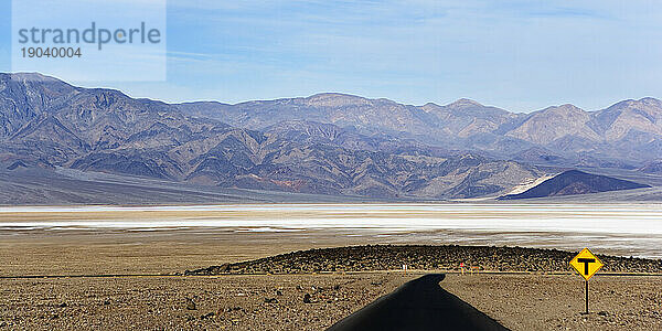 Kreuzung entlang der asphaltierten Straße durch die Wüste. Death Valley Nationalpark  Kalifornien.