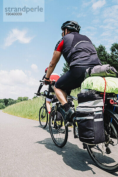 Zwei Radfahrer fahren auf der Rin-Route  Deutschland