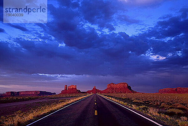 Das Land rund um das Monument Valley an der Grenze zwischen Arizona und Utah ist eine weite und leere Wüste voller erstaunlicher Szenen  so weit das Auge reicht.