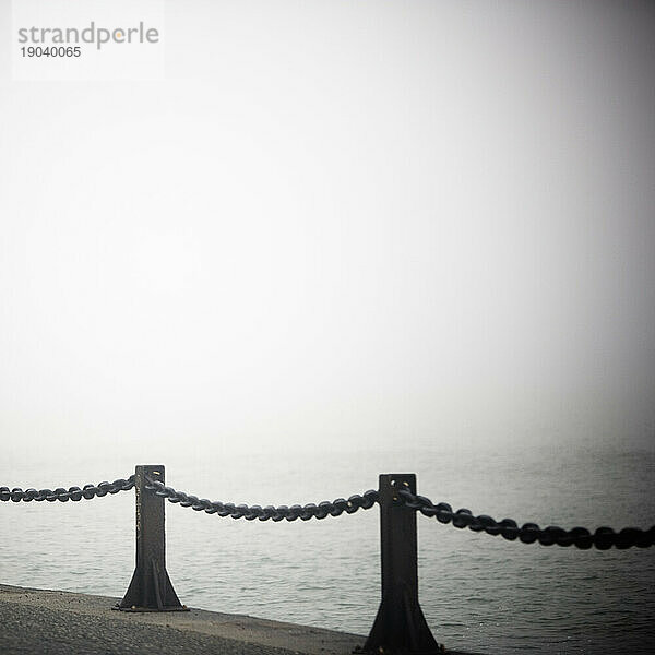 Einzelne Kettenbarriere im Nebel entlang des Marine Drive  der San Francisco Bay.