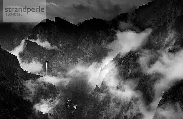 Bridal Veil Falls im Yosemite-Nationalpark mit Nebel  der das Yosemite-Tal füllt.