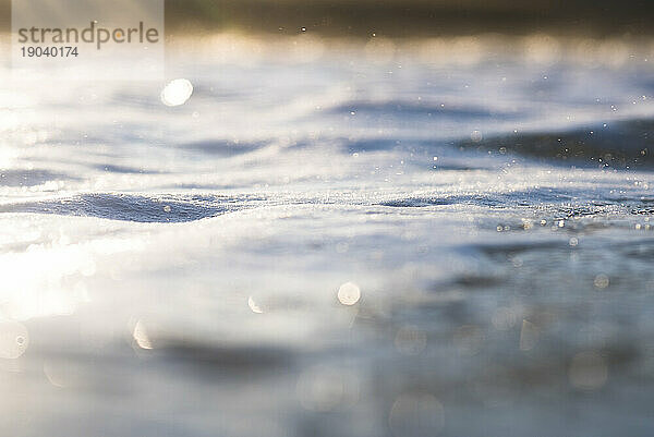 Ozeanwasser-Detail zur Goldenen Stunde