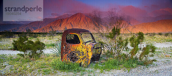 Verlassener Lastwagen voller Einschusslöcher im größten State Park Kaliforniens  dem Anza-Borrego Desert State Park; Februar 2010.