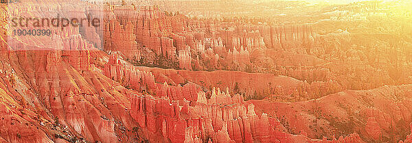 Herbstsonnenaufgang über dem Bryce-Canyon-Nationalpark im Süden Utahs  USA.