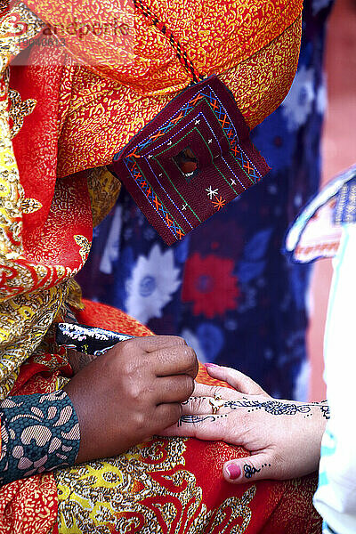 Bandari-Frau trägt eine traditionelle Maske
