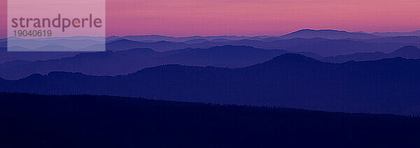 Oregon-Berge in der Ferne bei Sonnenuntergang im Crater-Lake-Nationalpark.