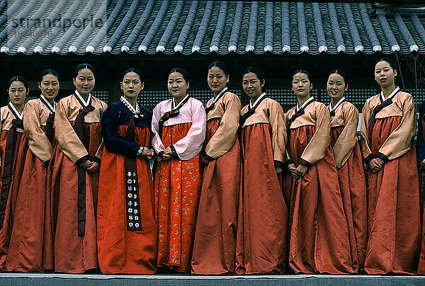 Frauen in traditioneller koreanischer Tracht (Hanbok)