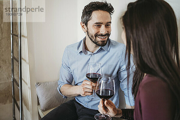 Junges Paar trinkt in einem entspannten Moment Rotwein