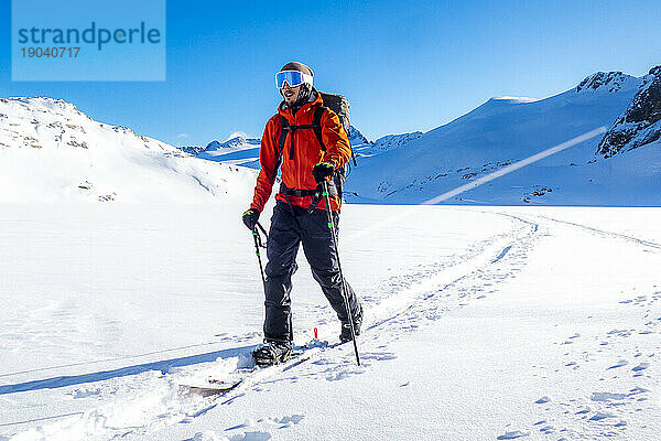 Mann beim Splitboarden  Whistler  British Columbia  Kanada