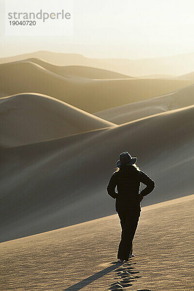 Sonnenuntergangswanderungen einer einzelnen Frau im Great Sand Dune National Park