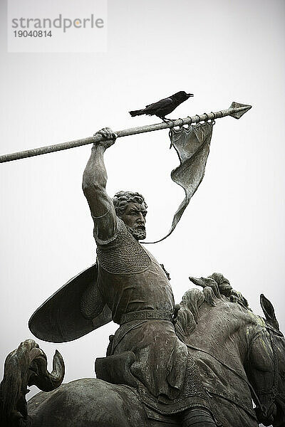 Ein Vogel auf der Statue von El Cid  San Francisco  Kalifornien.