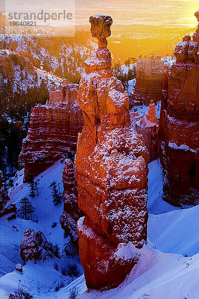 Wintersonnenaufgang im Bryce-Canyon-Nationalpark  Utah  über der berühmten Felsformation Thor's Hammer des Parks; Dezember 2007