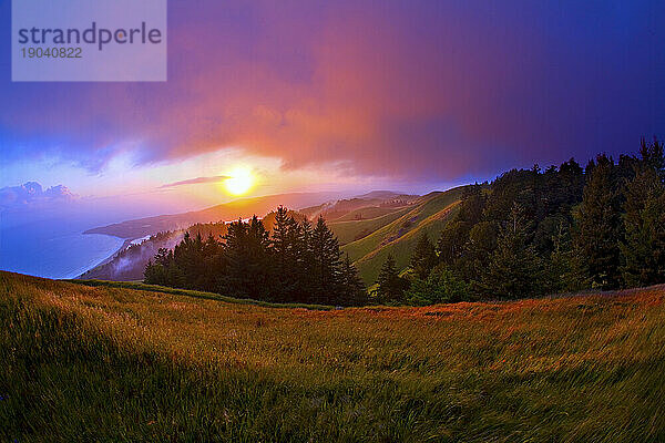 Sonnenuntergang nach einem Sommersturm über dem Mount Tamalpais State Park am Bolinas Ridge entlang der kalifornischen Küste.