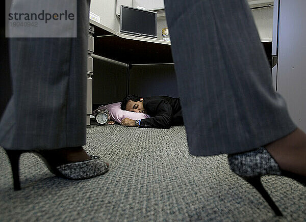 Ein Mann wird von einer Vorgesetzten in High Heels beim Schlafen bei der Arbeit erwischt.
