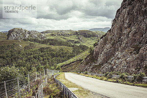 Ruhige kleine Landstraße  die sich durch Berge in Schottland schlängelt
