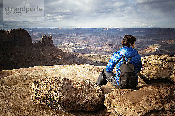 Rückansicht einer sitzenden Wanderin mit malerischer Aussicht auf den Canyonlands National Park  Utah.