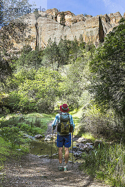 Rückansicht einer Wanderin auf dem Old Pinnacles Trail.