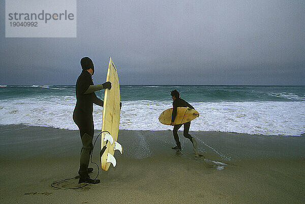 Zwei Surfer laufen ins Meer  Cape Cod  Massachusetts.