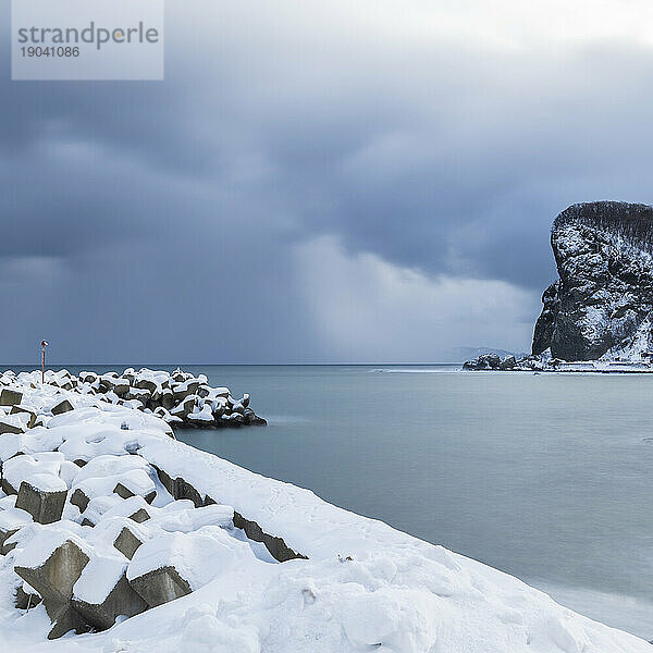 Langzeitaufnahme von Tetrapoden im Wintermeer  Yoichi  Hokkaido  Japan