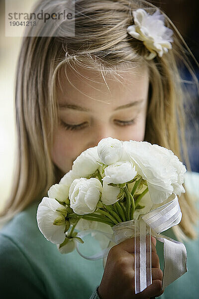 Ein junges Mädchen mit Blumen.