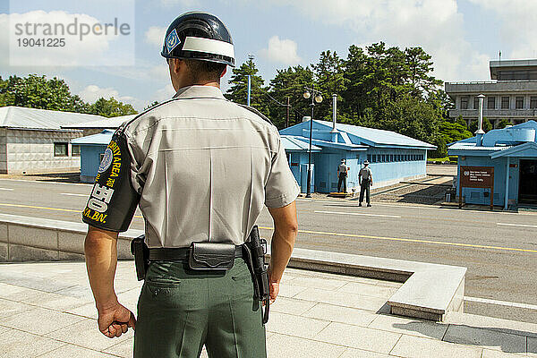 Ein Soldat steht Wache vor einem Gebäude in Panmunjom  Korea.