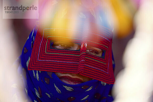 Bandari-Frau trägt eine traditionelle Maske