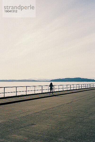 Silhouette einer Frau am Ufer von Seattle  aufgenommen auf 35-mm-Film