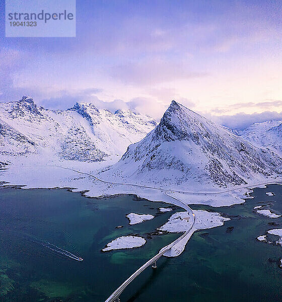 Luftaufnahme des schneebedeckten Gipfels des Volandstind bei Sonnenuntergang  Flakstad  Norwegen