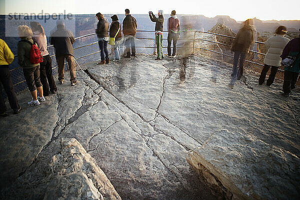 Menschen fotografieren im frühen Morgenlicht  Grand Canyon Nationalpark  Arizona.