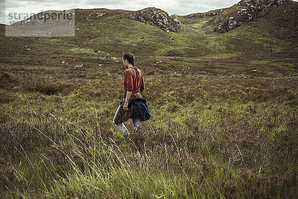 Wanderinnen wandern in den schottischen Bergen