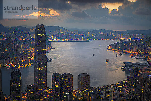Blaue Stunde vor Sonnenaufgang über dem Victoria Harbour Hongkong.