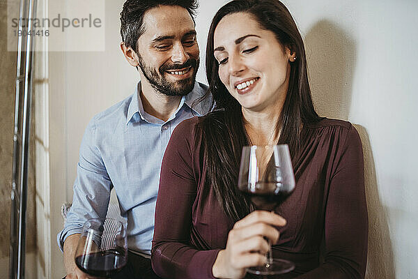 Junges Paar trinkt in einem entspannten Moment Rotwein