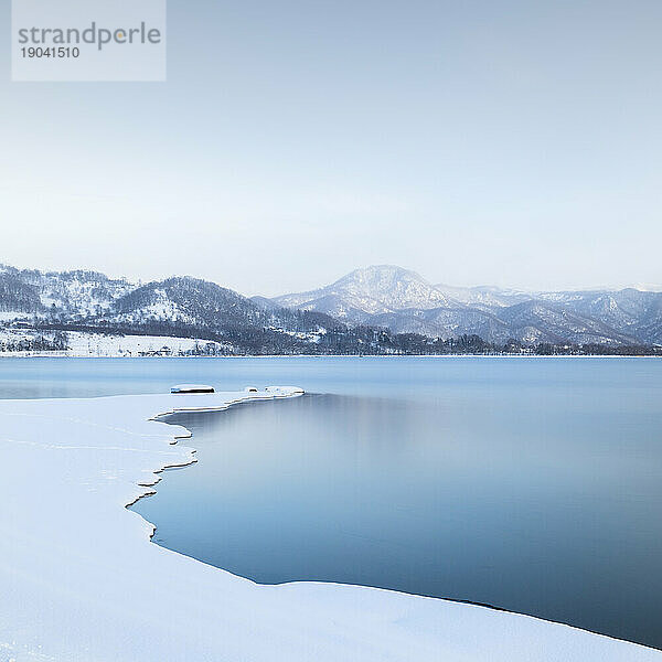 Langzeitbelichtungsaufnahme des Winters am Toya-See  Hokkaido  Japan