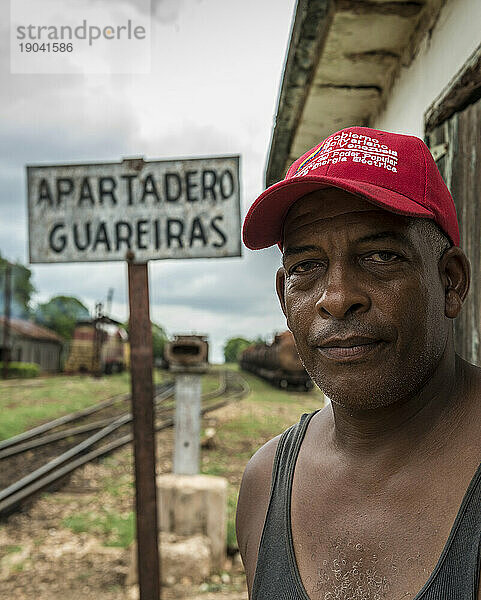 Porträt eines afro-kubanischen Mannes am Bahnhof in Guareiras  Matanzas  Kuba