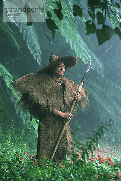 Atayal-Mann im traditionellen Regenmantel  in der Nähe des Sonne-Mond-Sees