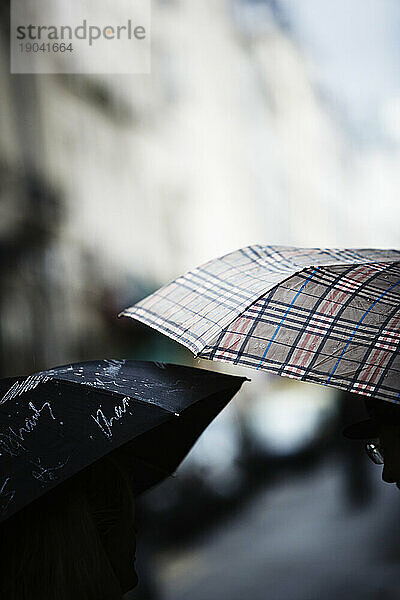 Zwei Regenschirme.