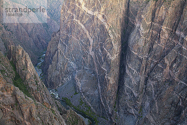 Blick von einer steilen Klippe in den Black Canyon des Gunnison Nationalparks in Colorado  USA.