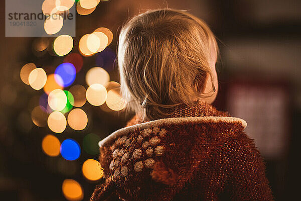 Hinterkopf des Kleinkindes  Weihnachtsbokeh und Hirschpullover