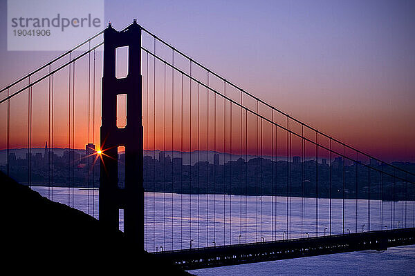 Sonnenaufgang über der Golden Gate Bridge  aufgenommen vom Golden Gate National Recreation Area außerhalb von San Francisco  Kalifornien.